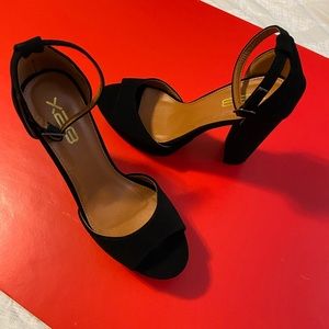 Black platform heels in size 8. Material:suede